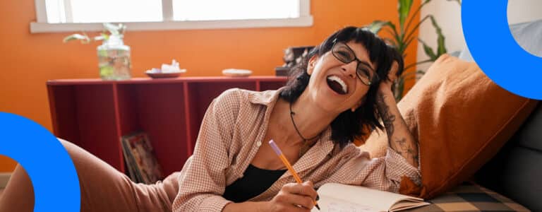 Mulher sorrindo ao descobrir como funciona o saldo gera milhas