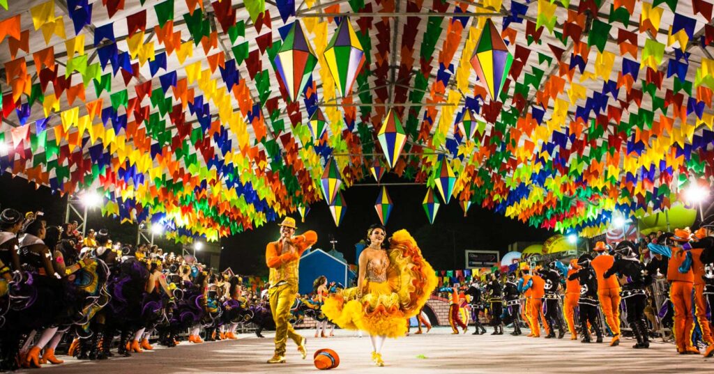 Apresentação cultural durante o São João de Caruaru, em Pernambuco.