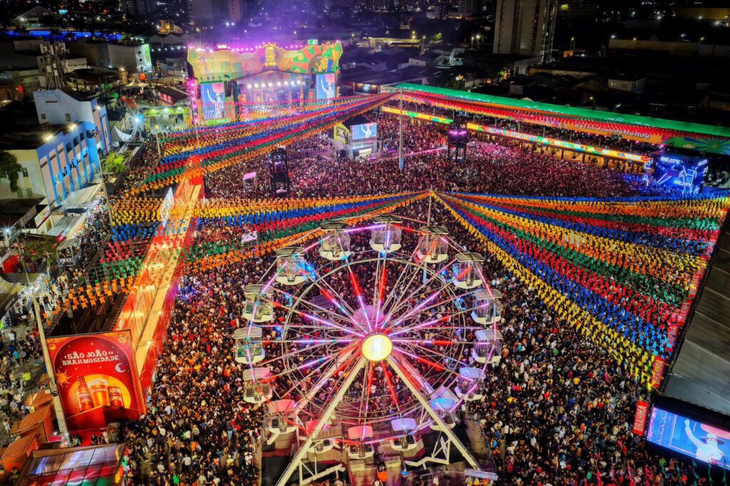 Público reunido no Parque do Povo durante as comemorações do São João de Campina Grande, na Paraíba.